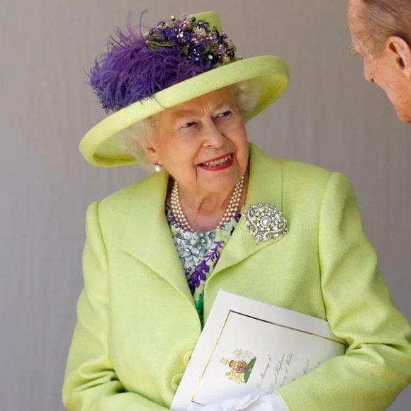 Pair of Beloved Funko Pop! Royal Family-Funko Pop Queen Elizabeth II #01 ENGLAND - Picture 12 of 12